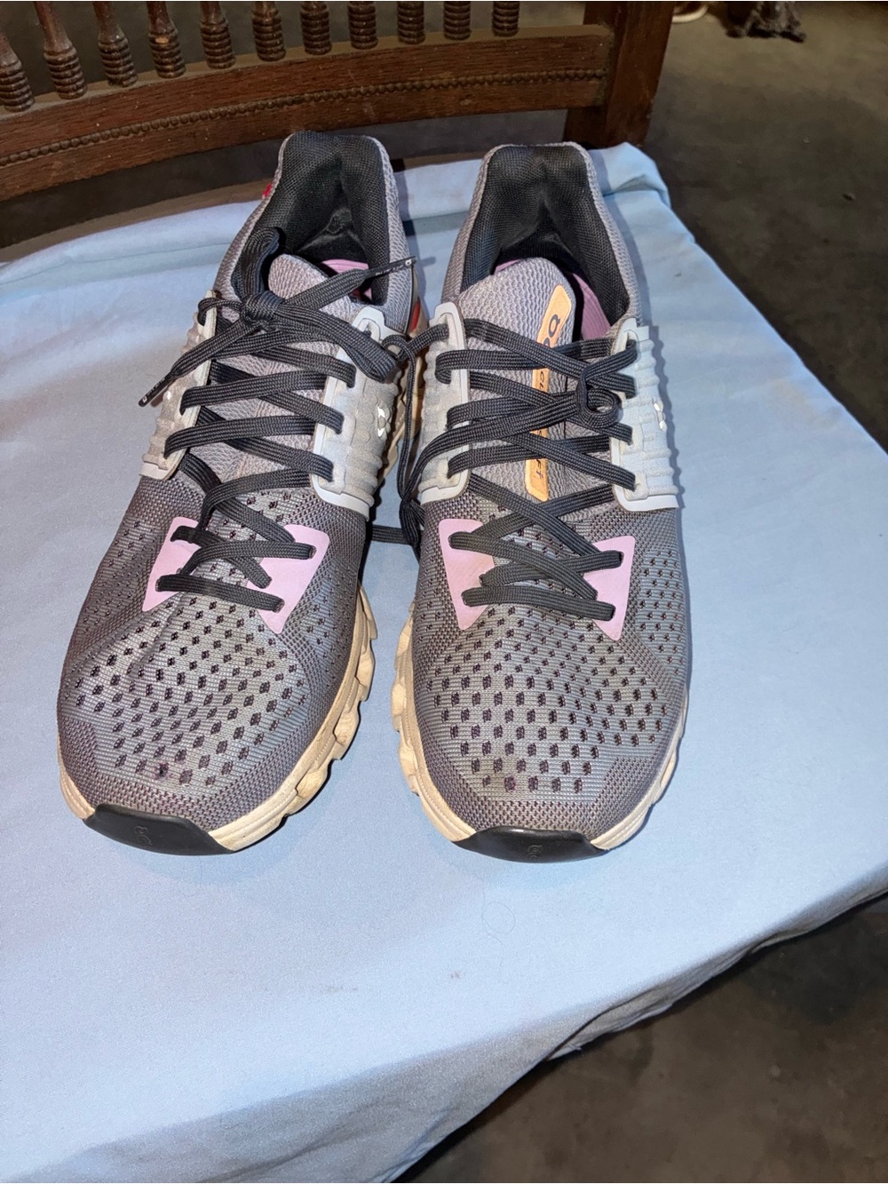 Women’s On clouds Gray and Pink Athletic Running Shoes